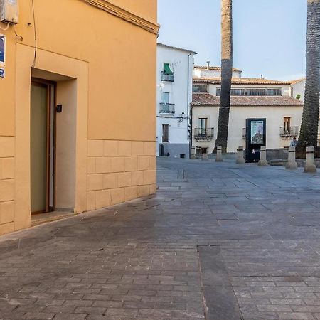 Apartamentos El Patio Plaza Santa Clara Caces Eksteriør billede